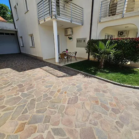 Apartament Fuer 3 Personen Mit Terrasse By Interhome *